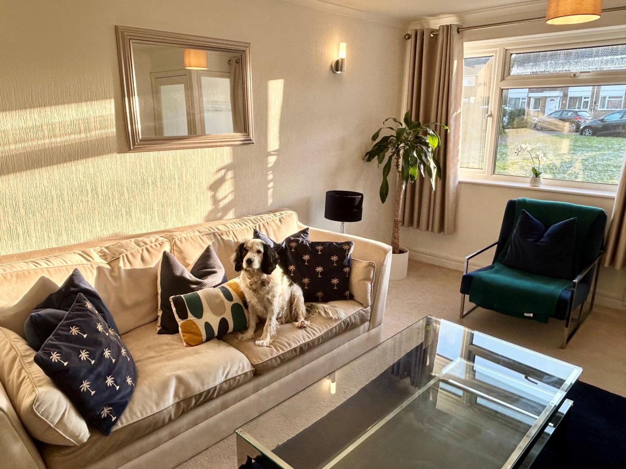 Kb99 Comfy 2 Bedroom House In Horsham, Pets Very Welcome With Easy Links To London And Gatwick Exterior photo